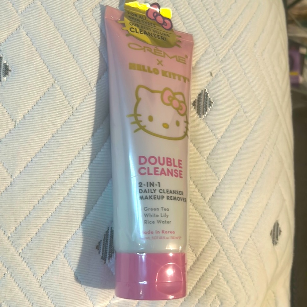 Hello kitty x Crème Double cleanse daily face wash